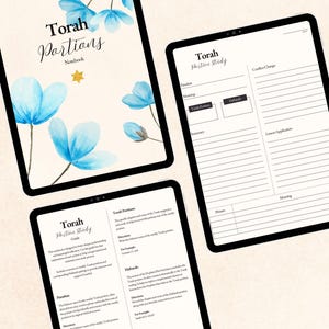 Puede incluir: Tres pantallas de tableta digital que muestran un cuaderno de Torah Portions. Una pantalla muestra una portada con flores de acuarela azules y una estrella dorada. Las otras dos pantallas muestran páginas de guía de estudio con encabezados y líneas.