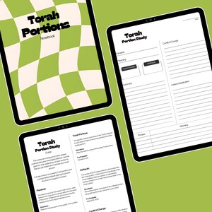 Puede incluir: Tres pantallas de tableta digital que muestran un cuaderno Torah Portions. Una pantalla muestra una portada con un patrón de cuadros verdes y crema y el texto Torah Portions Notebook. Dos pantallas muestran páginas de guía de estudio.
