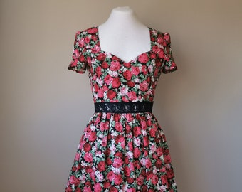 Robe de jardin de rose rouge - Robe florale Fit and Flare avec taille en dentelle noire et décolleté amoureux, robe romantique de mode lente en taille petite