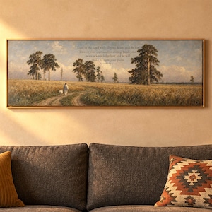 Puede incluir: Una pieza de arte mural rectangular en un marco dorado fino con una pintura de un campo de trigo dorado, árboles verdes altos y una figura caminando con un animal pequeño por un camino de tierra. El texto dice: Trust in the Lord with all your heart.