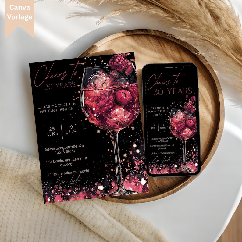 Könnte beinhalten: Eine schwarze Einladung und ein Smartphone-Bildschirm mit einem rosa und roten Cocktail-Design, mit dem Text "Cheers To 30 Years". Die Einladung enthält Eventdetails und eine dekorative Illustration eines Cocktailglases.