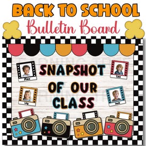 Puede incluir: Un colorido "Back to School Bulletin Board" con el texto "Snapshot of Our Class". El tablero presenta fotos de estudiantes, cámaras decorativas y un borde a cuadros. El diseño incluye elementos naranjas, rojos, azules y negros.