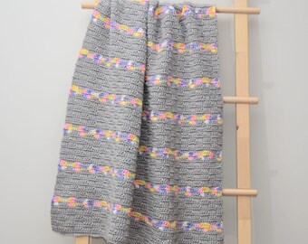 Schema per una coperta all'uncinetto facile con dettagli a righe - Schema per una coperta moderna all'uncinetto Radiant Waves - Semplici punti all'uncinetto!