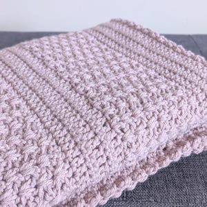 Patrón de manta de ganchillo texturizada – Manta de bebé de ganchillo fácil – Manta moderna de ganchillo con borde de punto de racimo