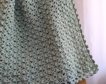 Schema per una coperta all'uncinetto facile - Moderna coperta all'uncinetto con punto sbuffo e bordo in pizzo