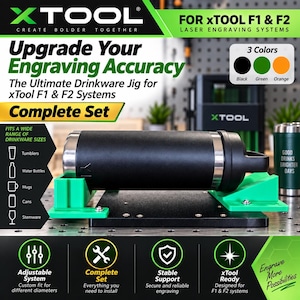 Könnte beinhalten: Eine schwarz-grüne Vorrichtung für Trinkgefäße für xTool F1 und F2 Lasergravursysteme. Das Set enthält eine schwarze Basis mit grünen verstellbaren Halterungen, die einen schwarzen Becher halten. Text umfasst Upgrade Your Engraving Accuracy.