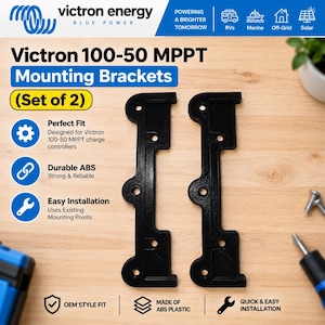 Pode incluir: Um conjunto de dois suportes de montagem pretos para controladores de carga Victron 100-50 MPPT. Os suportes apresentam um design vertical com vários orifícios circulares para parafusos e bordas curvas para equipamentos solares.