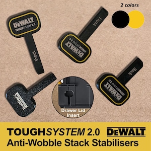 以下が含まれることがあります： 黒と黄色のToughSystem 2.0アンチワブルスタックスタビライザー。画像には、黄色いアクセントが付いたいくつかの黒いスタビライザー、「DEWALT TOUGHSYSTEM 2.0」と「Front」または「Back」のテキストが表示されています。引き出しの蓋のインサートも表示されています。