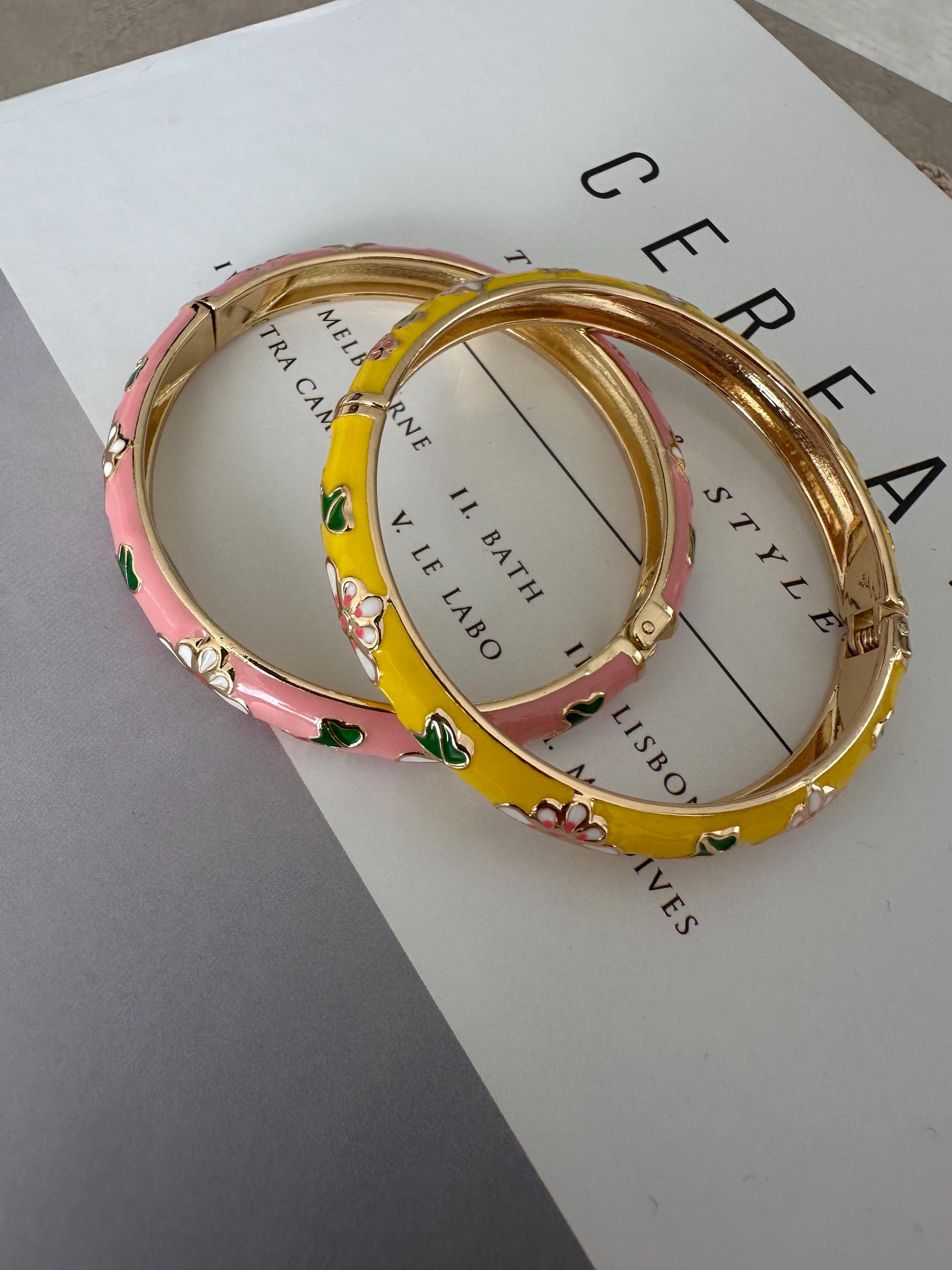 イエローエナメルバングルブレスレット：ゴールドメッキフローラルカフ 
