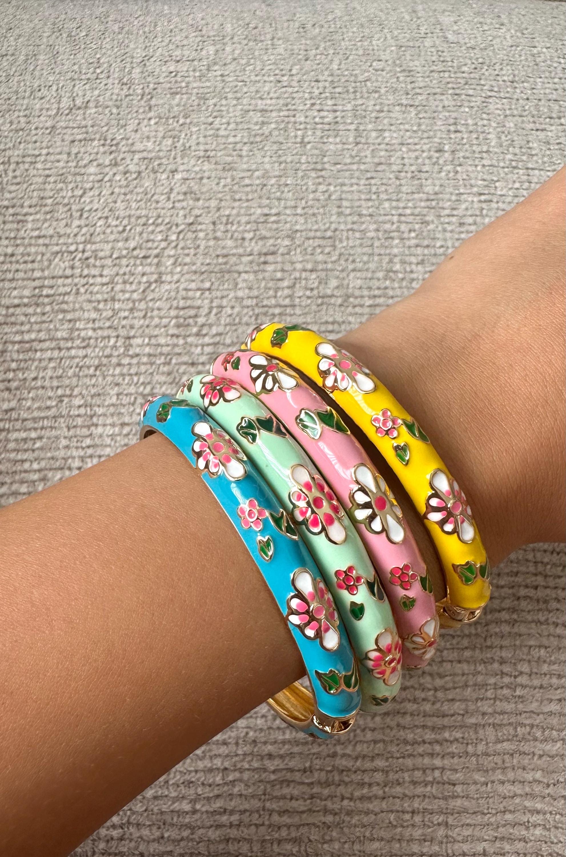 イエローエナメルバングルブレスレット：ゴールドメッキフローラルカフ 