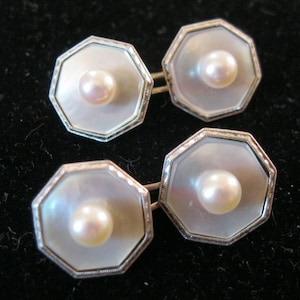 Gemelos antiguos Art Déco de oro blanco de 9 quilates con perla y nácar. Gemelos antiguos firmados con la letra K. Joyería antigua. Regalos para hombres. Regalos para el marido.