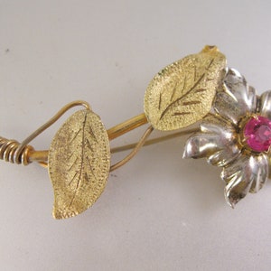Vintage 1940-tals osignerad Coro sterlingsilver och guldpläterad rubinpasta stenblomma brosch Vintage brosch Vintage smycken presenter till henne