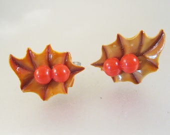 Vintage Christmas Holiday Holly Screw Back Earrings Vintage Earrings Vintage Jewelry Gifts for Mom Gifts for Her Gifts for Grandma
