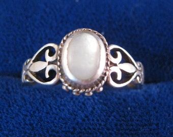Vintage Fleur de Lis MOP Sterling Silver Ring Size 6 Vintage Jewelry Vintage Ring Gifts for Her Gifts for Women Gifts for Girls Gift for Her