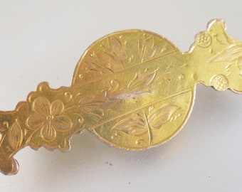 Broche ancienne victorienne/édouardienne en plaqué or à gravure florale