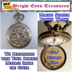 Op de afbeelding: Antieke zakhorloge met een gedetailleerd reliëf van soldaten. Het horloge is open, met een wijzerplaat en een gepersonaliseerd berichtgebied. De tekst "Marine Soldier Pocket Watch" is zichtbaar.