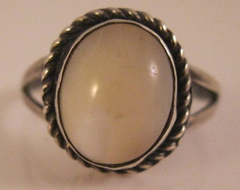 Gold Ring with MOP Off White Oval Cabochon Size 8 Vintage Mother of Pearl Ring For Women Simple Minimalist Avon Ring