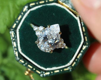 4 Karat Tropfen drei Stein mit Seite Steine Verlobungsring in Sterling Silber Zierliche Moissanite Verlobungsring