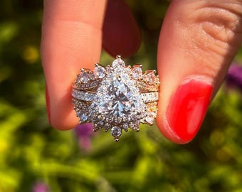 Zweifarbiges Dreieck-Halo-Brautset aus Sterlingsilber mit Einsatzband, Dreieck-Halo-Diamant / Ring mit Eheringen / beste Geschenke / klassischer Ring