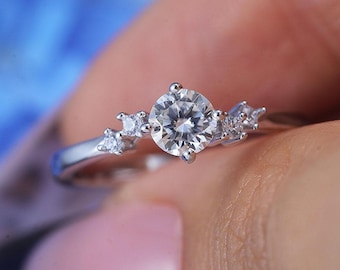 Klassischer 0,5 CT Moissanit-Ring mit fünf Steinen im Rundschliff aus 925er Sterlingsilber, brillante VVS1-D-Farbe Moissanite, Geschenk zum Jahrestag