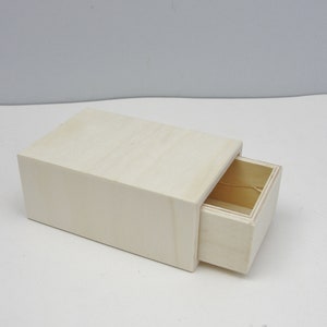 Boîte d'allumettes surdimensionnée en bois brut