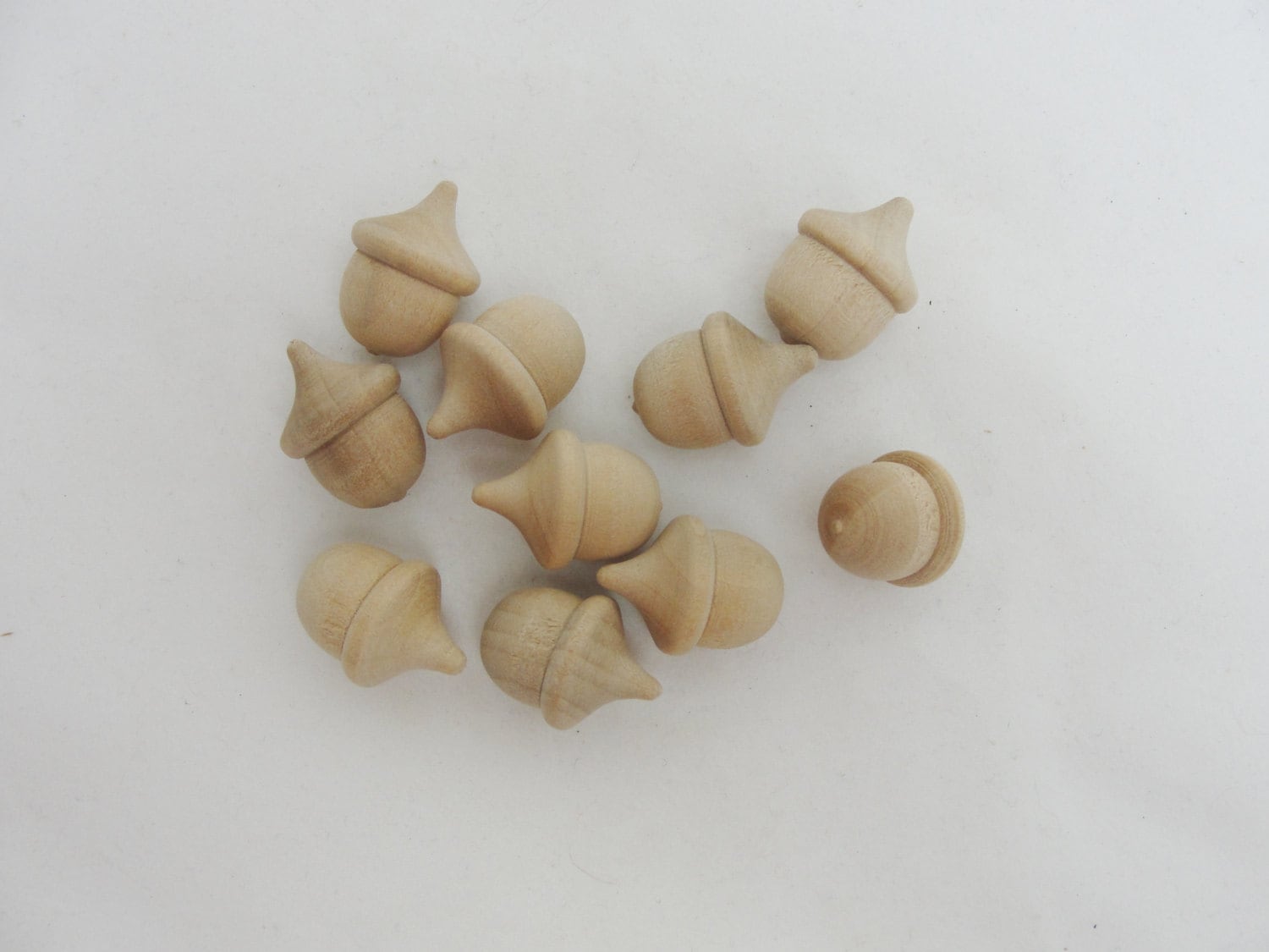 Miniature wooden acorns, tiny acorns, mini acorns set of 10 Unfinishe…