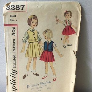 Puede incluir: Patrón de costura vintage Simplicity 3287 para un vestido de niña. El patrón es para la talla 2 y está impreso en papel amarillento con el texto "Simplicity Printed Pattern 50c" y "Exclusive Silks Inc."