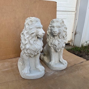 Two Lions Concrete Sitting Statue Lions Facing Left and Right Sculpture Massive Lions Wild Animal Figure Stone Lions for Driveway or Garden
