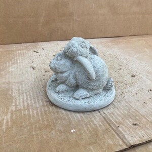 Two Rabbits Garden Statue for Decor Concrete Bunnies with Flowers Sculpture Outdoor Easter Rabbit for Porch Figure Yard Animals Lawn Gift