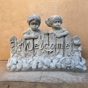 Kids with Welcome on Picket Fence Figure Concrete Two Kids Sculpture Front Door Stone Decoration Boy and Girl Figurine Garden Ornament