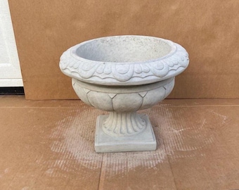 Detailed Urn Ribbed Radiance Statue Concrete Flowers Planter Sculpture Stone Urn Garden Decoration Patio Urn Massive Figurine Bird Bath