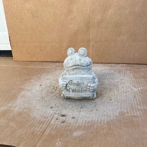 Concrete Frog Sitting Sculpture Front Door Frog Figure Detailed Frog with Sign Statue Forest Frog Animal Figurine Indoor Decoration