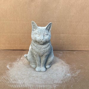 Concrete Cat Sitting Figure Detailed Cat Memorial Sculpture Stone Kitten Outdoor Statue Lawn Pet Decor Realistic Cat Grave Marker