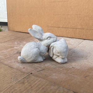 Two Bunnies Concrete Sculpture Bunny Buddy Pair Statue Garden Rabbits Couple Figure Forest Animals Figurine Easter Ornaments for Yard