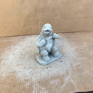 Concrete Turtle Sitting on Base Statue Wild Turtle Detailed Sculpture Small Turtle Animal Decoration Porch Tortoise Figurine Home Decoration