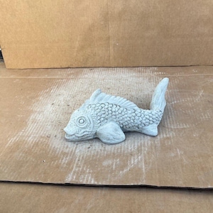 Fish Swimming Stone Figure Marine Animal Sculpture Concrete Fish Outside Statue Sea Animal Decoration Realistic Fish Figurine Patio Ornament