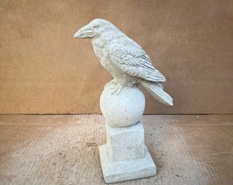 Concrete Raven Bird Statue Garden Crow on Finial Post Figure Outdoor Birds Sculpture for Gift Yard Raven on Pedestal Figurine Cement Decor
