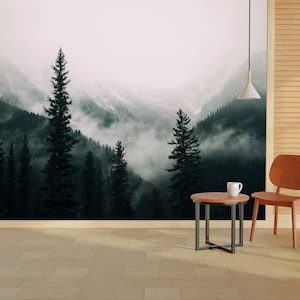 Carta da parati con montagne e foreste nebbiose - Decorazione naturale minimalista - Carta da parati con paesaggi naturali - Montagne nebbiose e pini - Murale di alberi