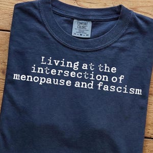 Camiseta "Menopausia y Fascismo" - Camiseta Feminista Progresista - Camiseta Activista por la Justicia Social - Comfort Colors® 1717 Intersectionality Apparel