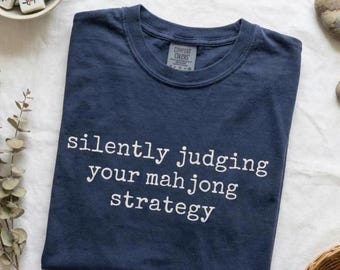 Camiseta de Mahjong Comfort Colors®, camiseta de estrategia de juicio silencioso, regalo sarcástico de Mahjong, amante de Crack Bam Dot, camiseta de juego de fichas preppy, regalo de NMJL