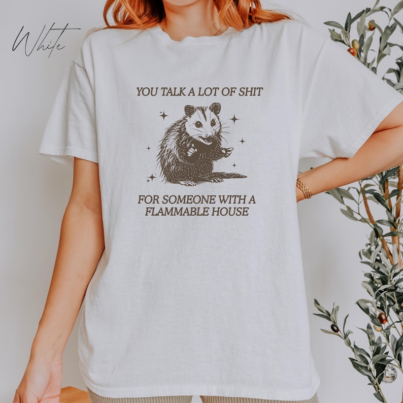 Camiseta de zarigüeya, camisetas desquiciadas, regalo inapropiado, camiseta de meme, regalos tontos, camiseta de Weirdcore, camisetas de memes divertidos, zarigüeya retro ofensiva White