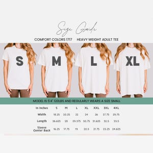 以下が含まれることがあります： ヘビーウェイト大人用Tシャツのサイズガイド。画像には、S、M、L、XLの異なるサイズを着た4人のモデルが写っています。サイズ表には、幅、長さ、袖の中心から背中までの測定値がcmで記載されています。