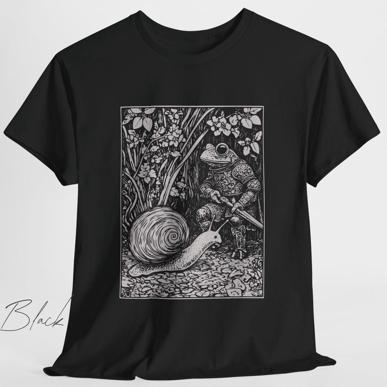 K&ouml;nnte beinhalten: Schwarzwei&szlig;illustration eines Frosches in R&uuml;stung, der ein Schwert h&auml;lt und einem Schnecken mit einer spiralf&ouml;rmigen Schale gegen&uuml;bersteht. Das Bild ist vor einem Hintergrund aus Laub dargestellt.