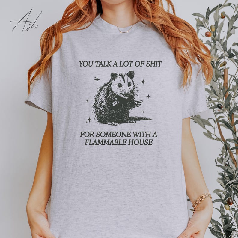 Camiseta de zarigüeya, camisetas desquiciadas, regalo inapropiado, camiseta de meme, regalos tontos, camiseta de Weirdcore, camisetas de memes divertidos, zarigüeya retro ofensiva Ash