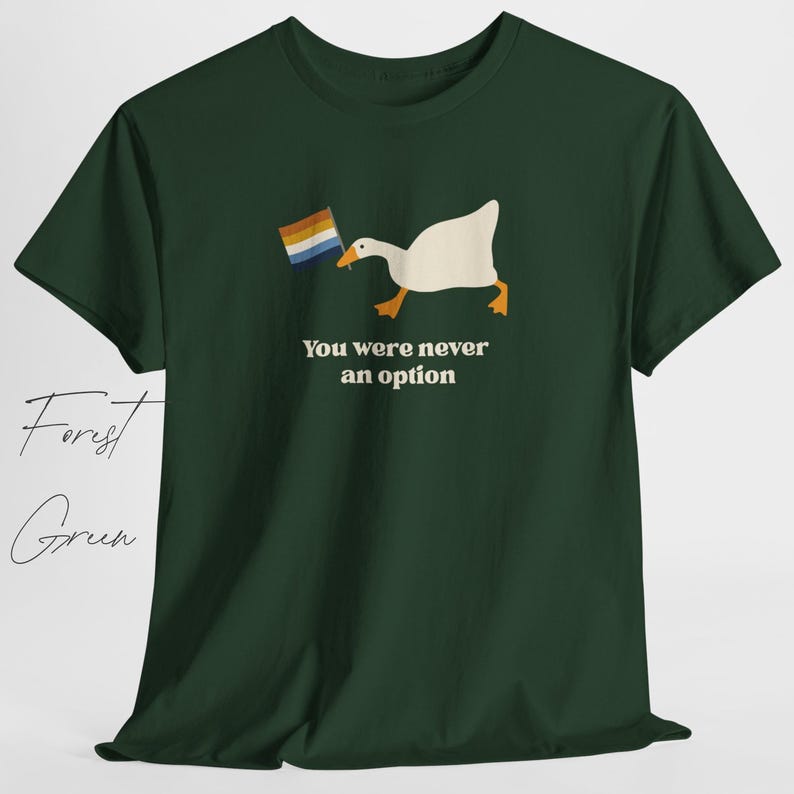 Op de afbeelding: Een bosgroen T-shirt met een witte gans die een regenboogvlag vasthoudt. De tekst "You were never an option" staat onder de gans.