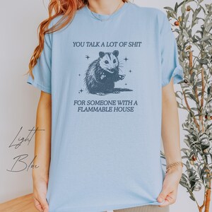 Camiseta de zarigüeya, camisetas desquiciadas, regalo inapropiado, camiseta de meme, regalos tontos, camiseta de Weirdcore, camisetas de memes divertidos, zarigüeya retro ofensiva Light Blue