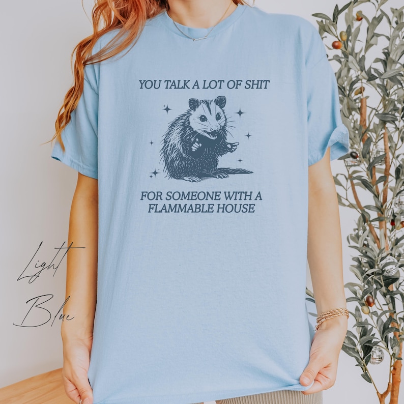 Camiseta de zarigüeya, camisetas desquiciadas, regalo inapropiado, camiseta de meme, regalos tontos, camiseta de Weirdcore, camisetas de memes divertidos, zarigüeya retro ofensiva Light Blue