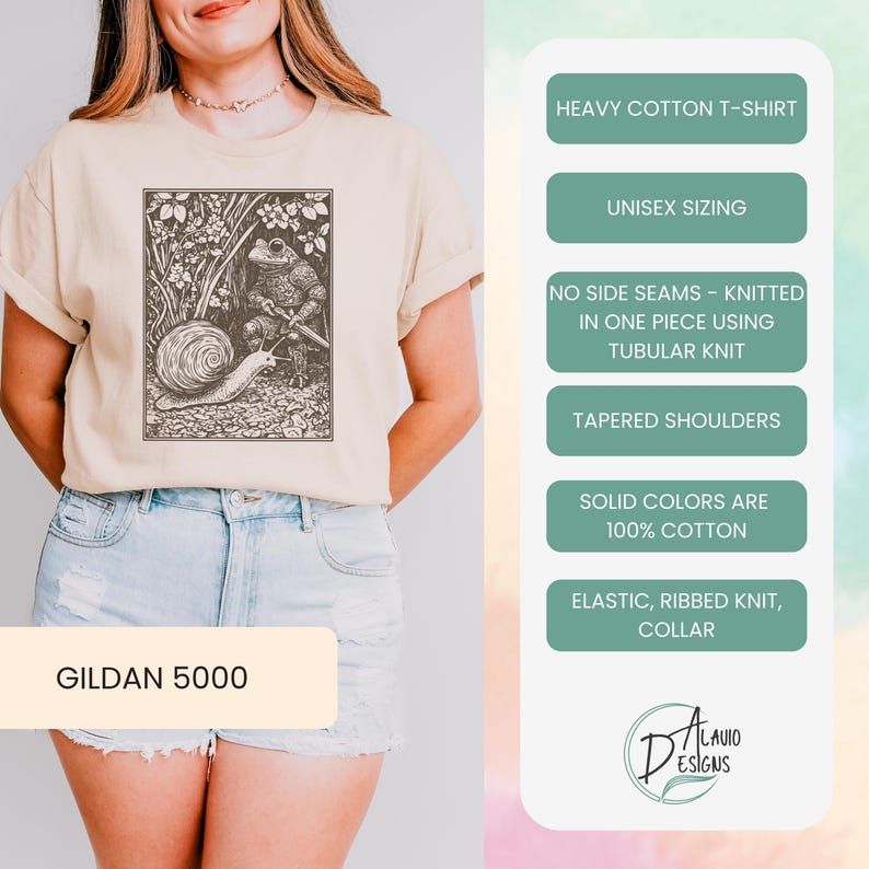K&ouml;nnte beinhalten: Ein beiges T-Shirt mit einer Vintage-Illustration eines Frosches, der auf einer Schnecke reitet. Das Shirt ist ein Gildan 5000 und besteht aus schwerem Baumwollstoff. Es hat eine Unisex-Gr&ouml;&szlig;en, keine Seitenn&auml;hte, ein Schlauchgewebe, konische Schultern und einen elastischen Rippstrickkragen.