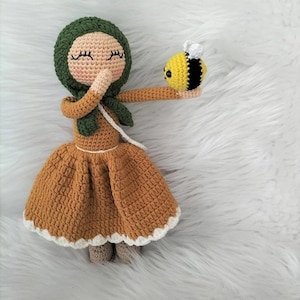 Hijab Doll With Bee, Crochet Hijab Doll, Amigurumi Muslim Doll, Muslim dolls for girls, Muslim toy, Ramadan gift, Muslim Gift, Eid Gifts