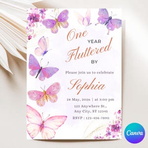 Può includere: Un biglietto d'invito bianco con farfalle ad acquerello nei toni del rosa e del viola. Il testo recita "One Year Fluttered By" e invita gli ospiti a celebrare il compleanno di Sofia. Include data, ora e informazioni RSVP.